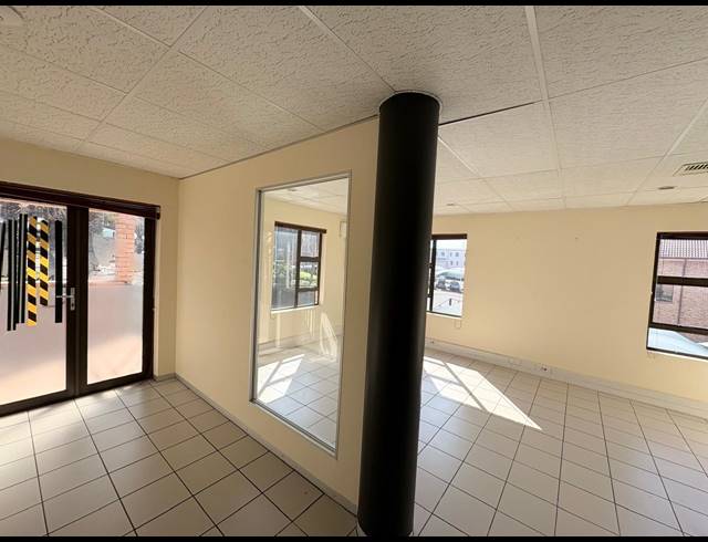 101M² OFFICE TO LET IN FOURWAYS